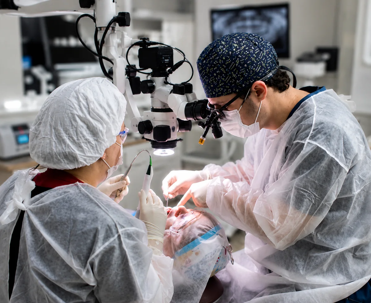 Dr. Ludmar Peixoto em cirurgia com microscópio operatório