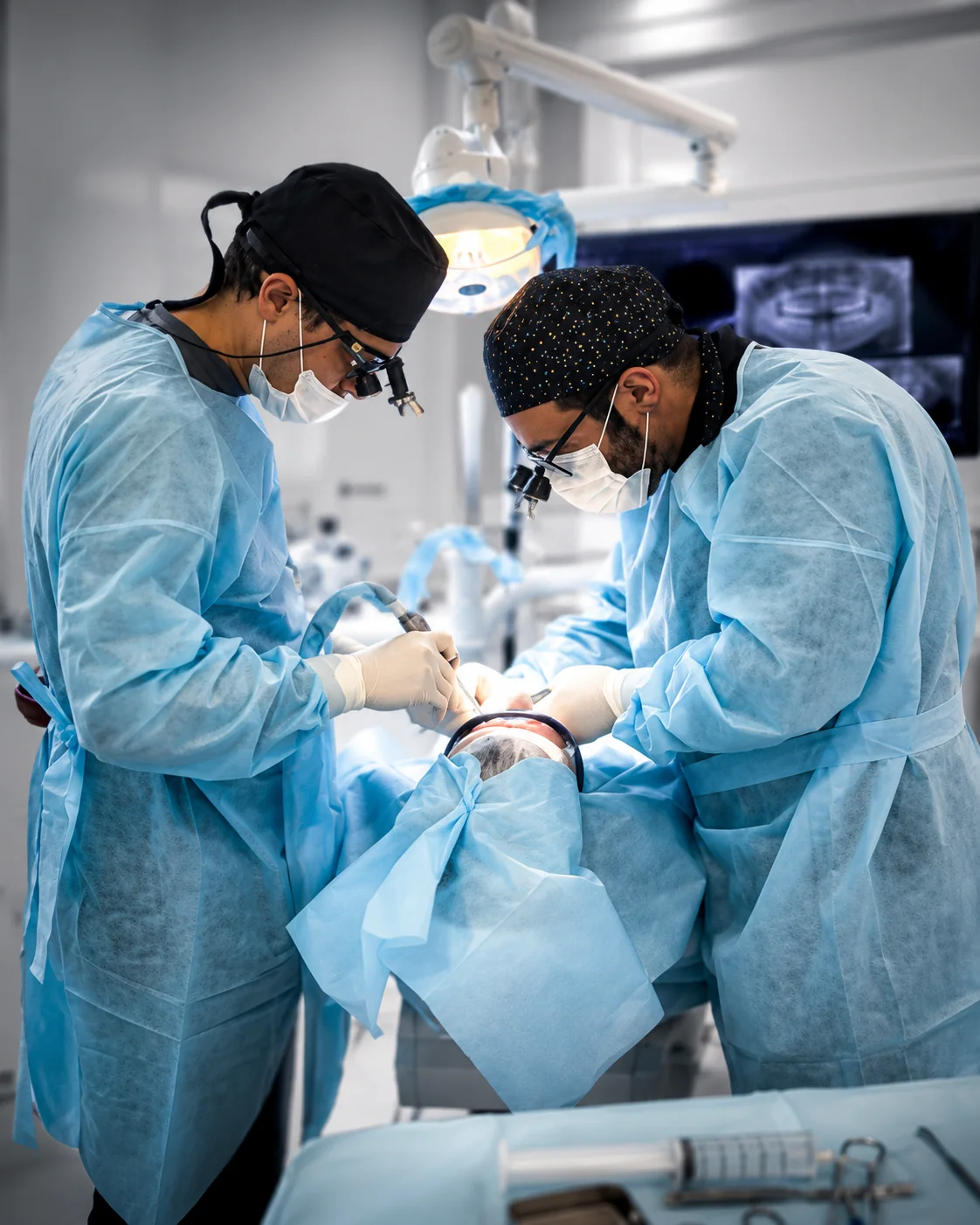 Implante cerâmico de zircônia com sistema Piezo Mectron